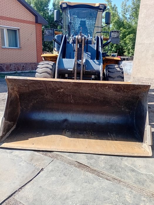 Продаю погрузчик 2х куб