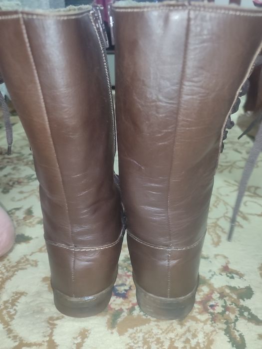 женские кожаные ботинки ,привозные очень теплые.