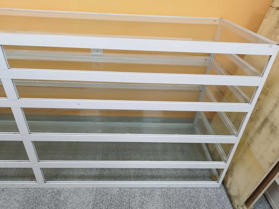 Голяма търговска  стъклена витрина