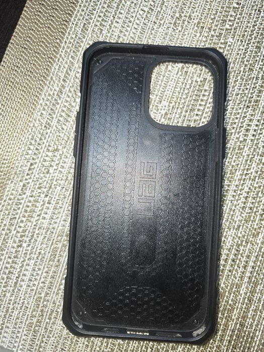 Husa UAG Monarch Carbon Fiber pentru iPhone 14 Pro Max.
