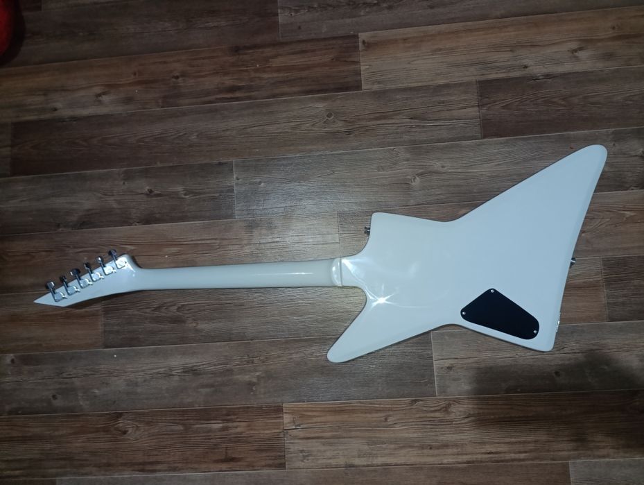 Электрогитара Explorer Ebash