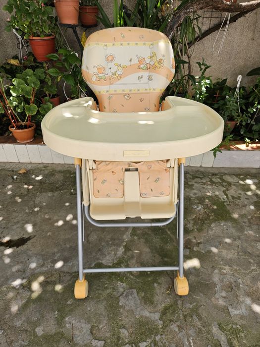 Scaun copil servit masa