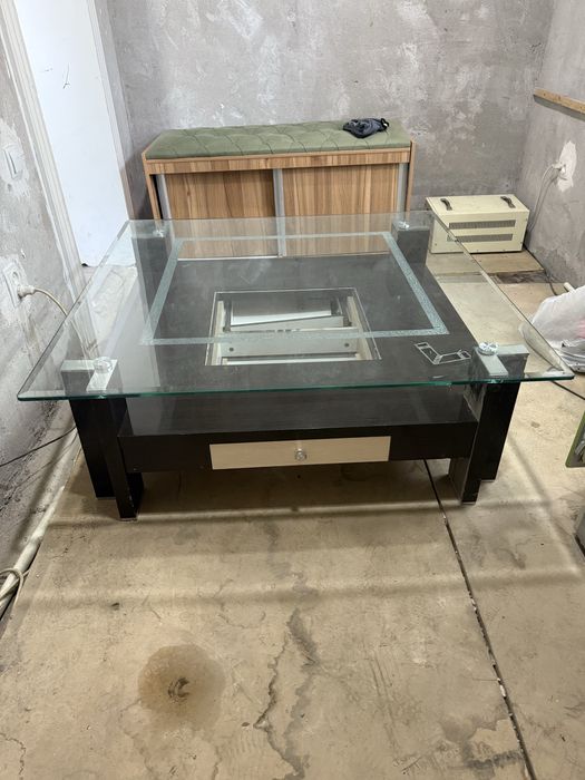 Прадам стол 1.25 м в хорошел состоянии с толстым стеклом