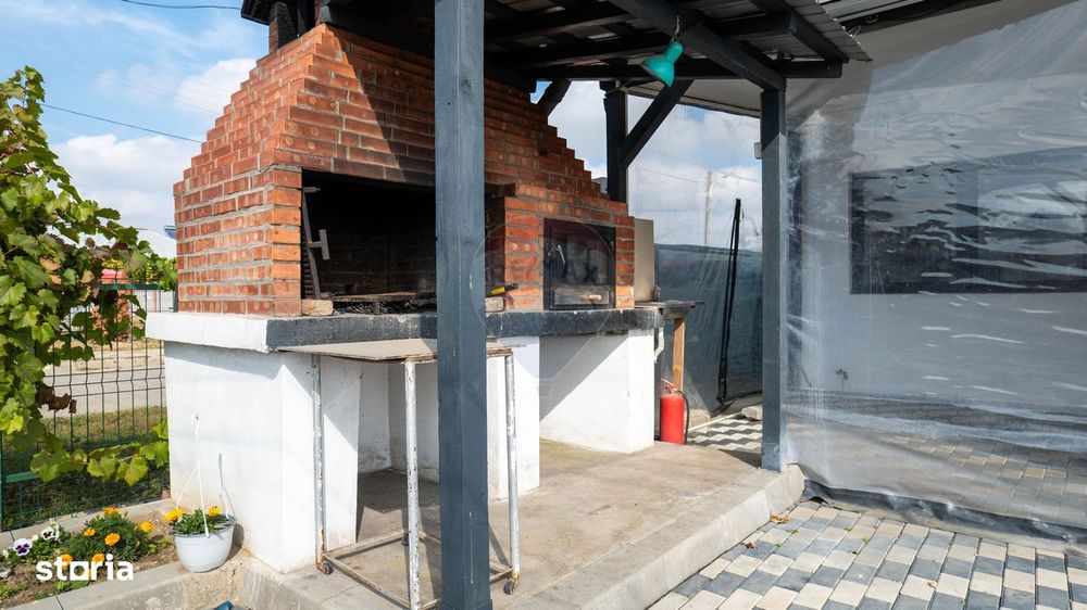 Vanzare casa cu restaurant, terasa si teren intravilan liber - Titu