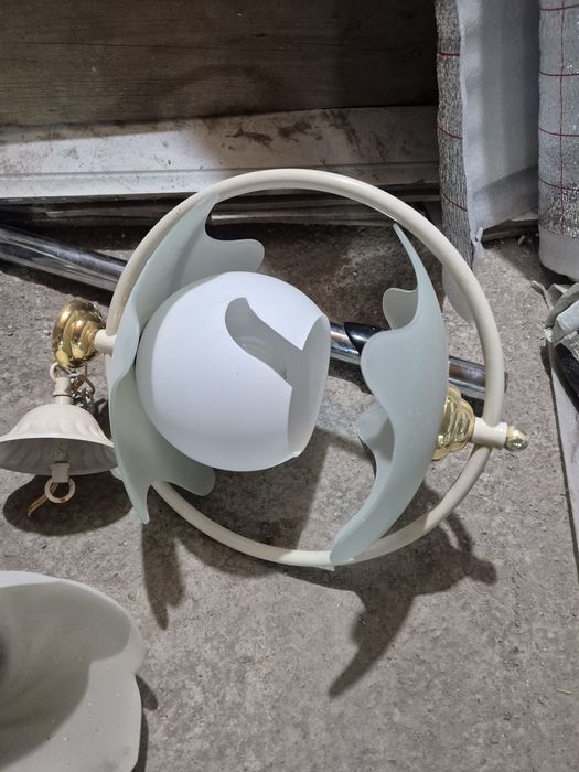 Продам люстры разные