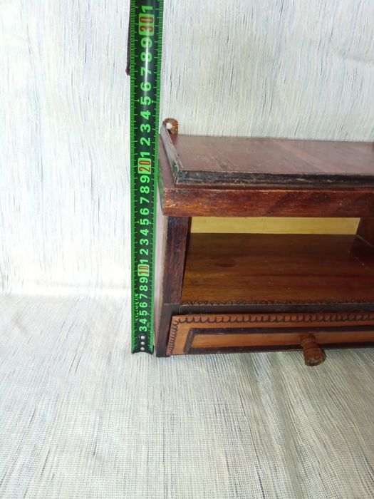 Стар дървен стенен шкаф с чекмедже