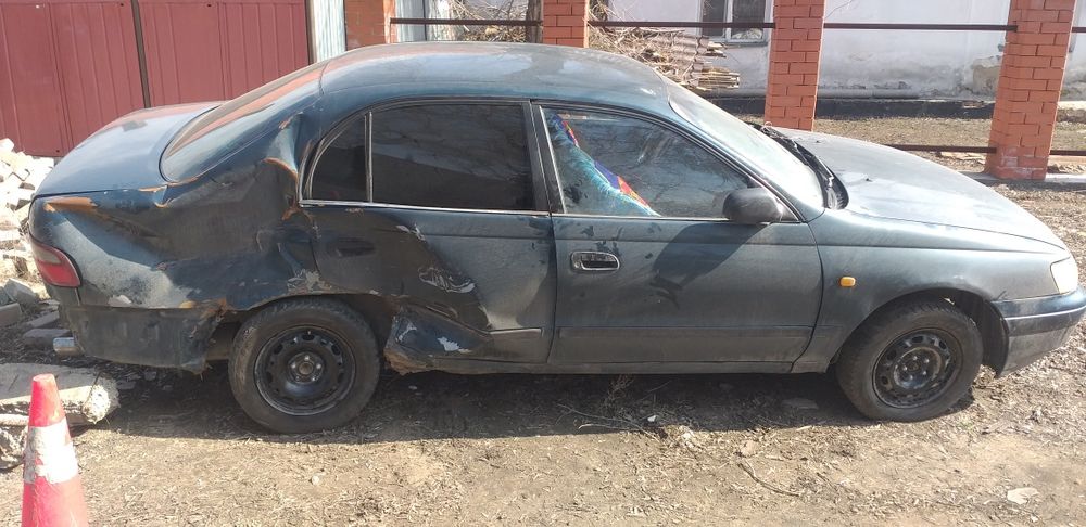 Тойота карина е седан