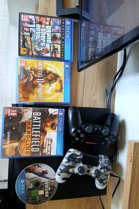 Продавам  за 150евро Ps4 500Gg с4 игриGTA5 Mortal  kombat 11 BATTLEFIELD HARD-LINE SPIDERMAN играта си работи перфектно