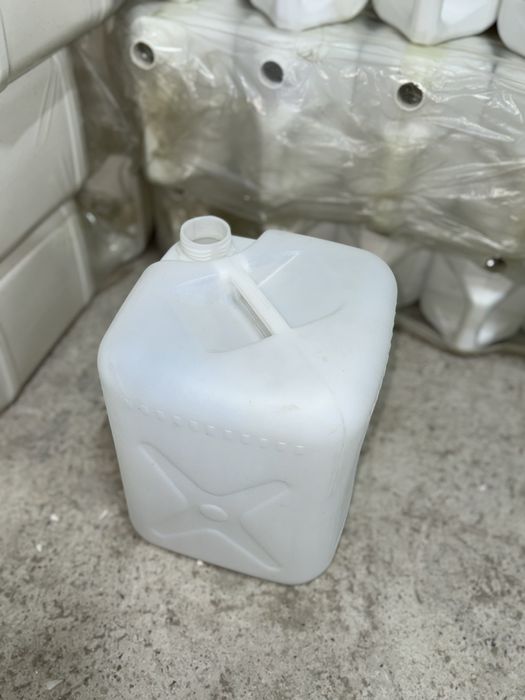 Продам канистры 20 литров
