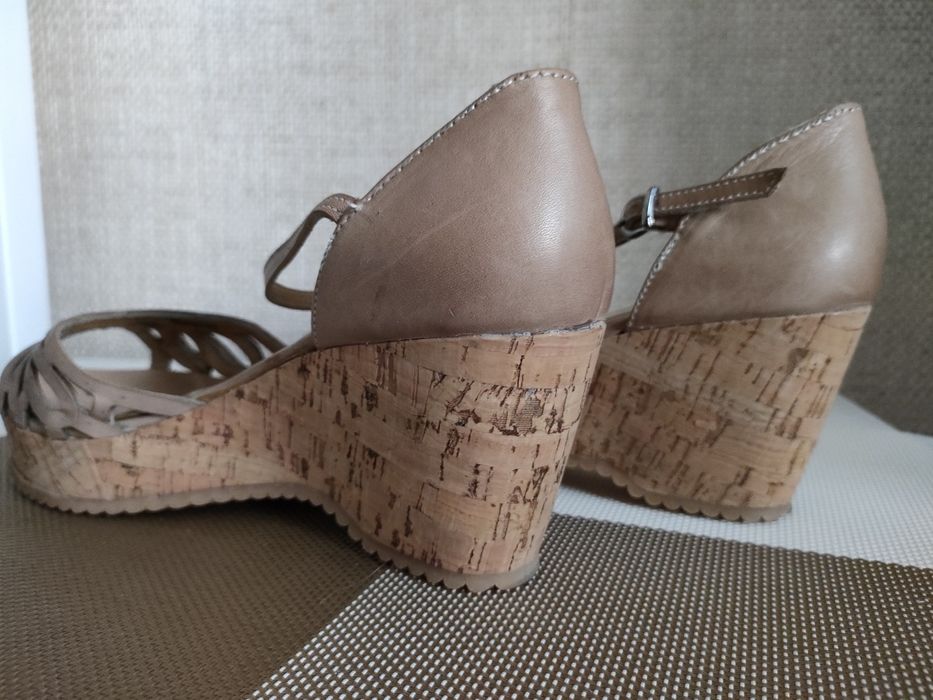 Босоножки на танкетке.