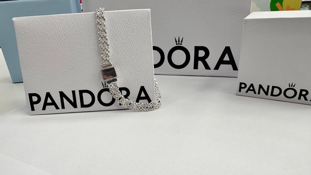 Brățară Pandora cu lanț cubanez cu elemente în stil pavé
Argint 925
81