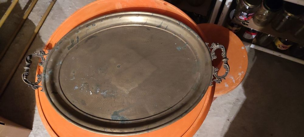 Продава се стар месингов поднос