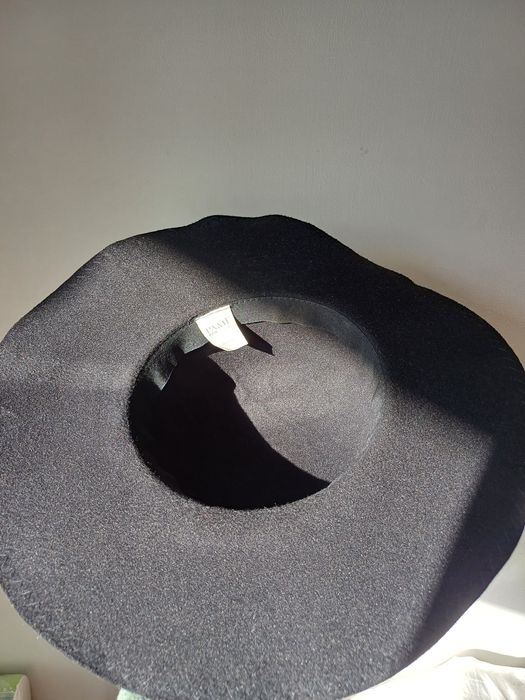 Pălărie neagră cu flori