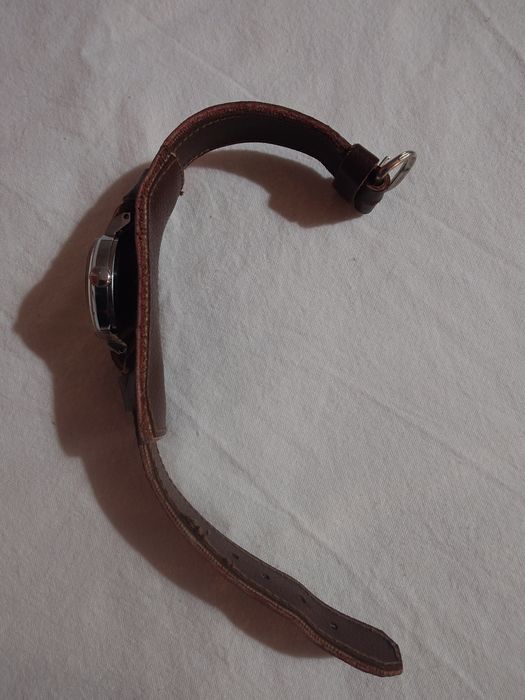 Заря - съветски механичен часовник, с ръчно навиване.