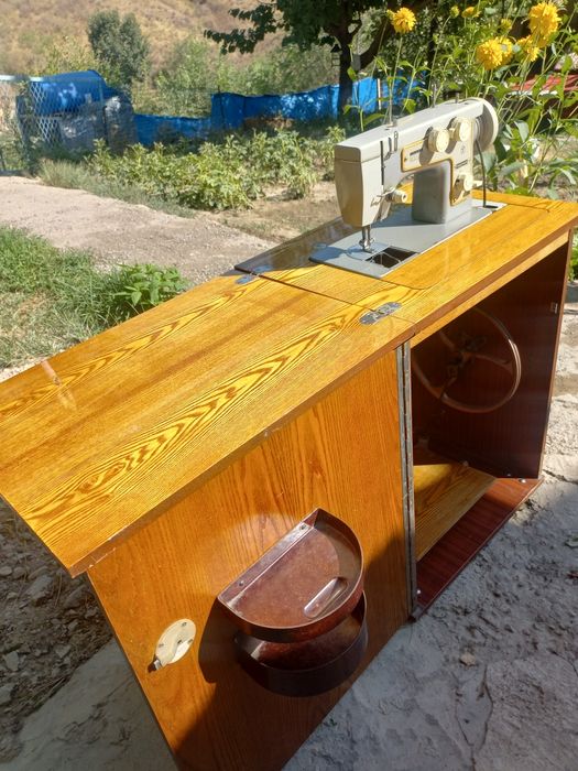 Продам швейные машинки 2шт.