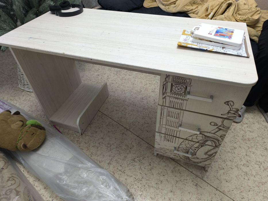 Продам стол и угловой шкаф