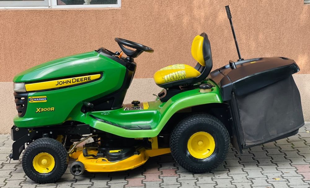Cositoare de tuns iarba John Deere X 300 R cu Coș  / 603cc / 20 cai putere V- Twin / Recent adus!