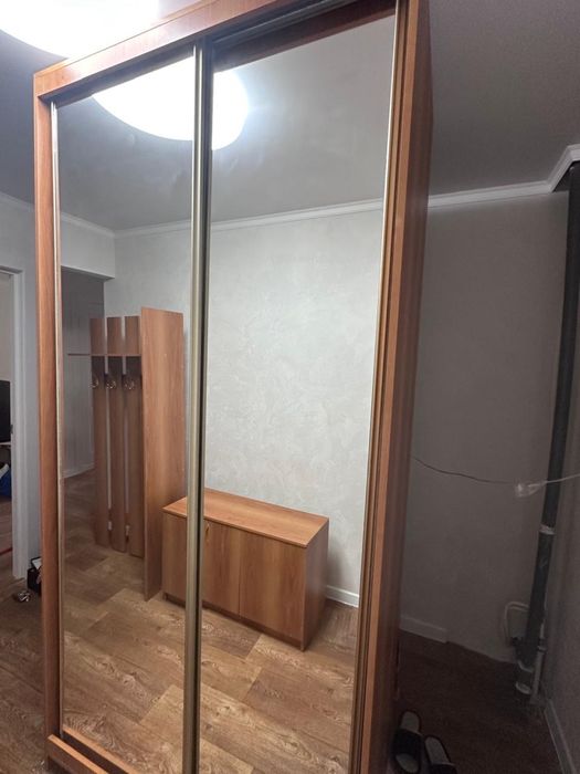 Шкаф, состоит из вешалки, тумбы и шкафа