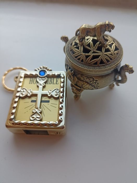 Suport pentru tămaie  și breloc biblie