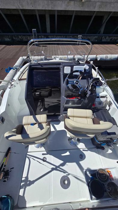 Barca BENETEAU Flyer 5  - Motor SUZUKI 140 CP cu Cabina + PERIDOC