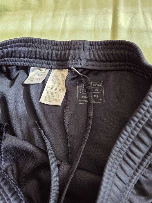 Оригинален анцуг Адидас Реал Мадрид, М размер. ADIDAS