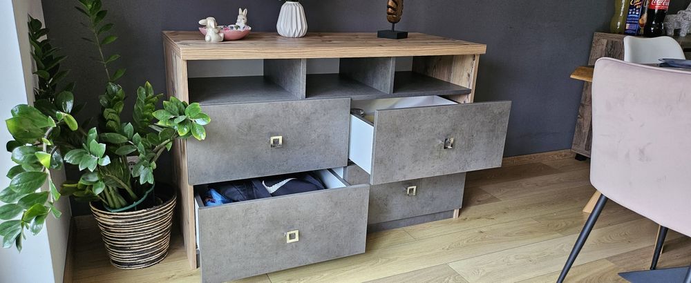 Vand comoda TV cu 4 sertare