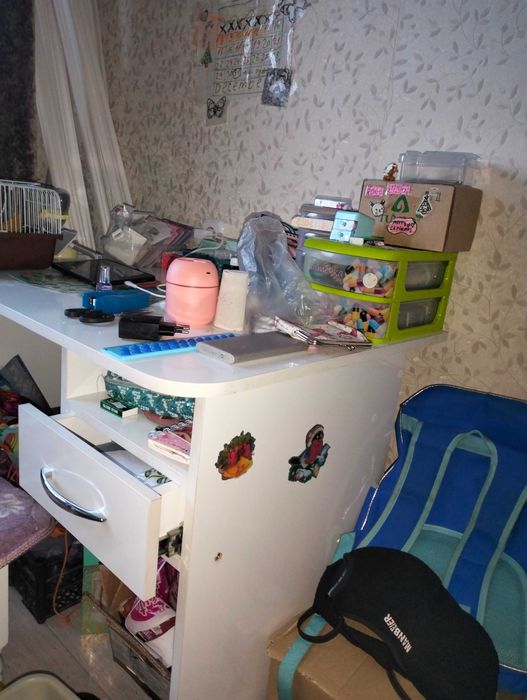 Стол письменный.