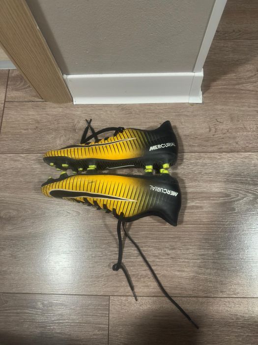 Ghete de fotbal nike mercurial