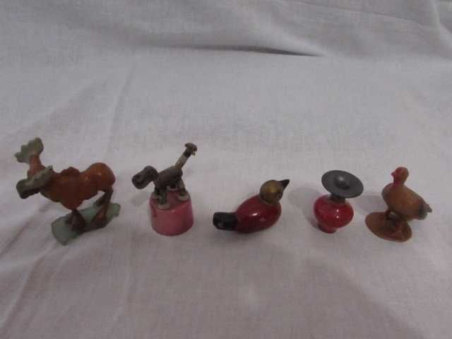 кристални фигурки на животни и синя стъклена бонбониера