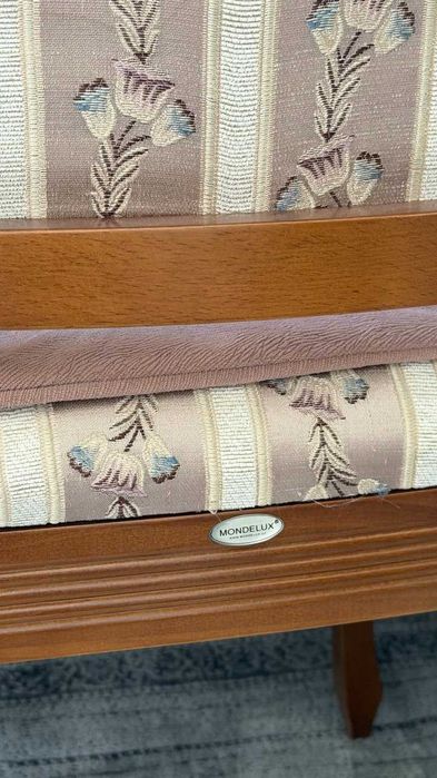 Продаются стол со стульями