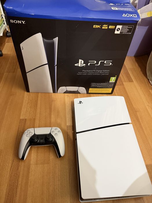 Consolǎ PS5 nouǎ, folositǎ 2 luni, în garantie