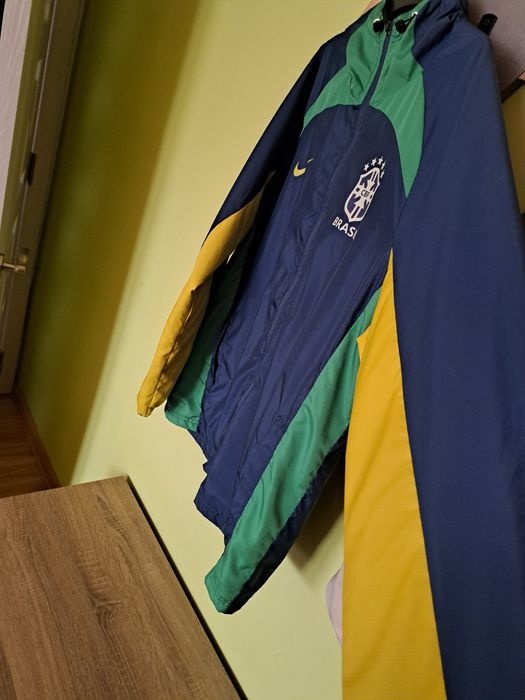 Продавам оригинална ветровка на nike brazil.
