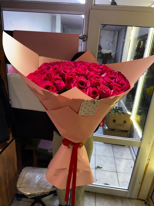 Пинк, ақ розалар