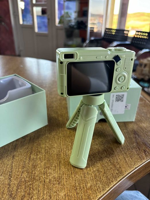 Camera digitala, echipata cu trepied, 1080p,camere duale fata si spate