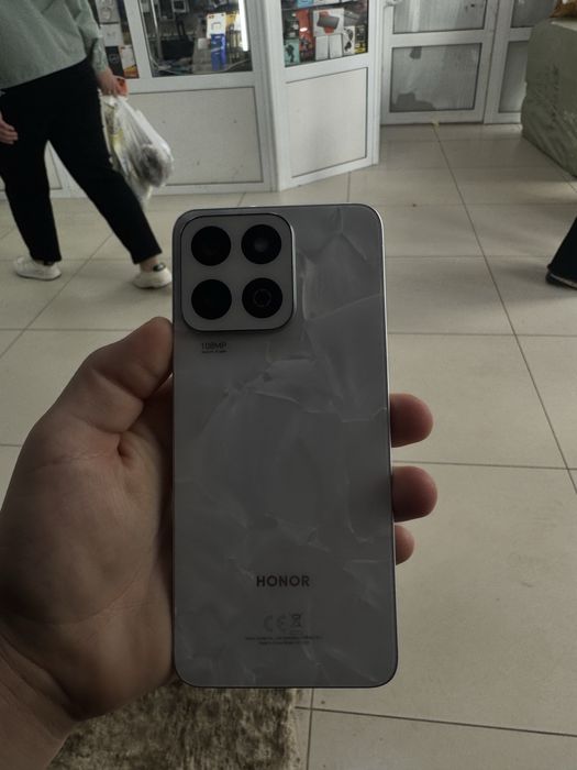 Продам телефон , трещина не сильная на экране , торг есть