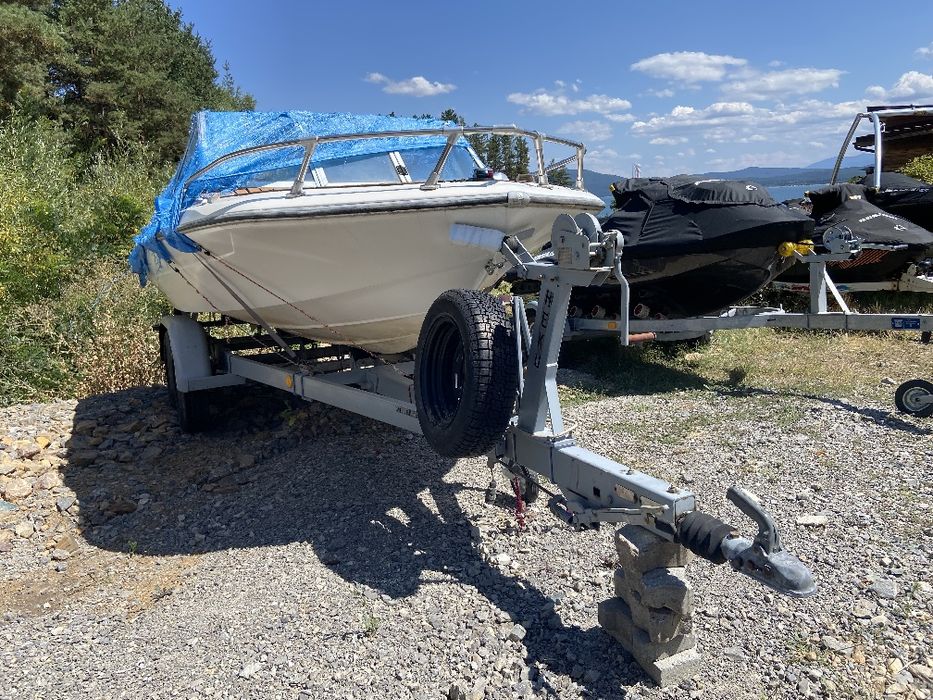 Моторна лодка с колесар