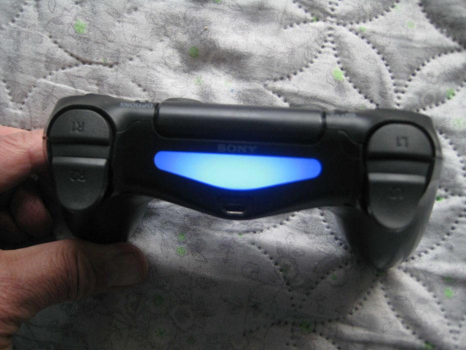 Продавам оригинален контролер за PS4