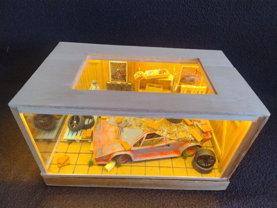 Dioramă Lamborghini Countach 1:24 metal + vitrină iluminată LED