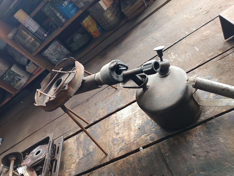 Тренога с лампой пояльной