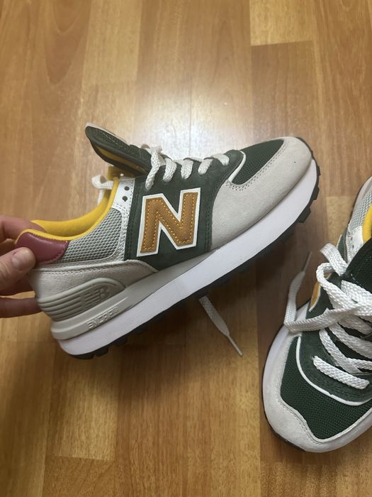 Продам кроссовки женские