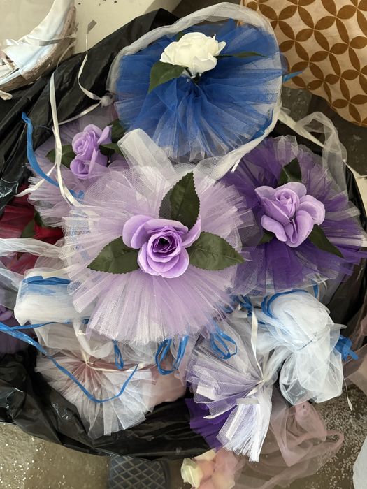 Flori de pus pe masini la nuntasi