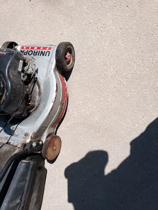 Продавам бензинова косачка uniropa power