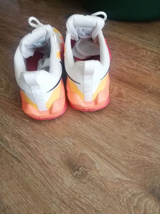 Vând adidași Nike aproape noi