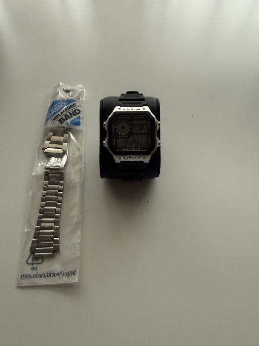 Продавам часовник Casio AE1200