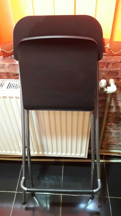 Продавам бар столови