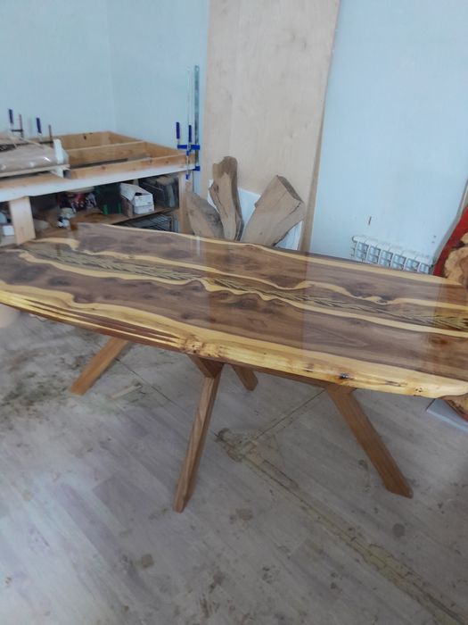 Продаю стол обеденный