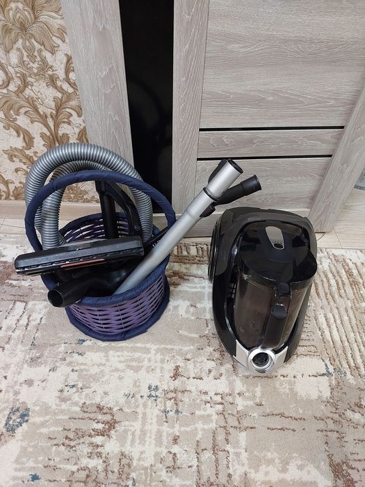Пылесос фирмы"Tefal"В хорошем сострянии Работает отлично Торг уместет