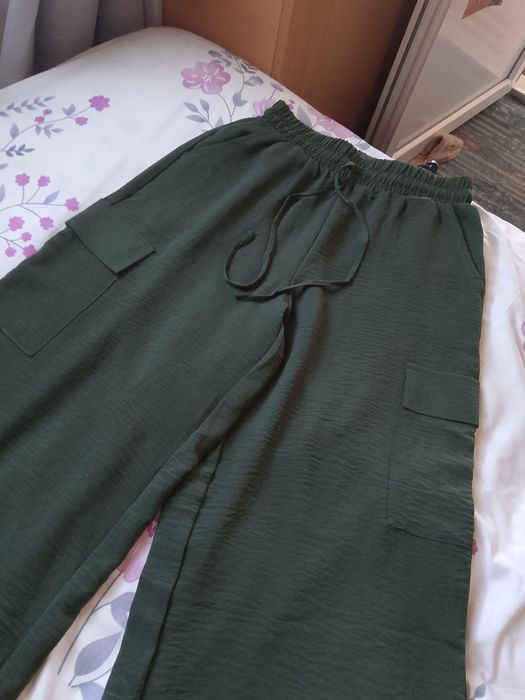 Pantaloni cu crac larg