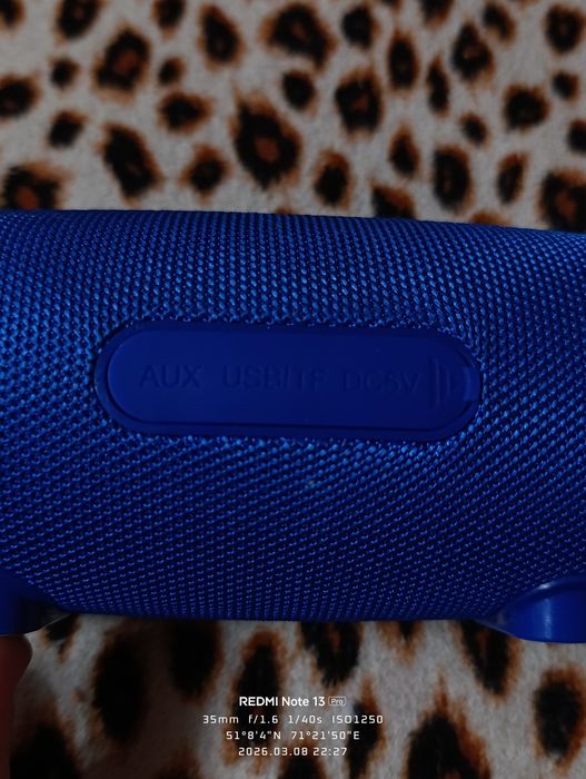 Колонка синего цвета