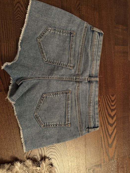 Pantaloni scurți din denim cu paiete – model statement